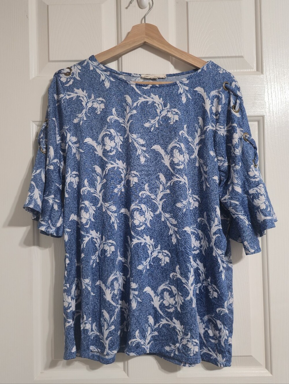Above and Beyond Women's Blue/ White Floral Round Neck 3/4 Sleeve Blouse 2X Plus
